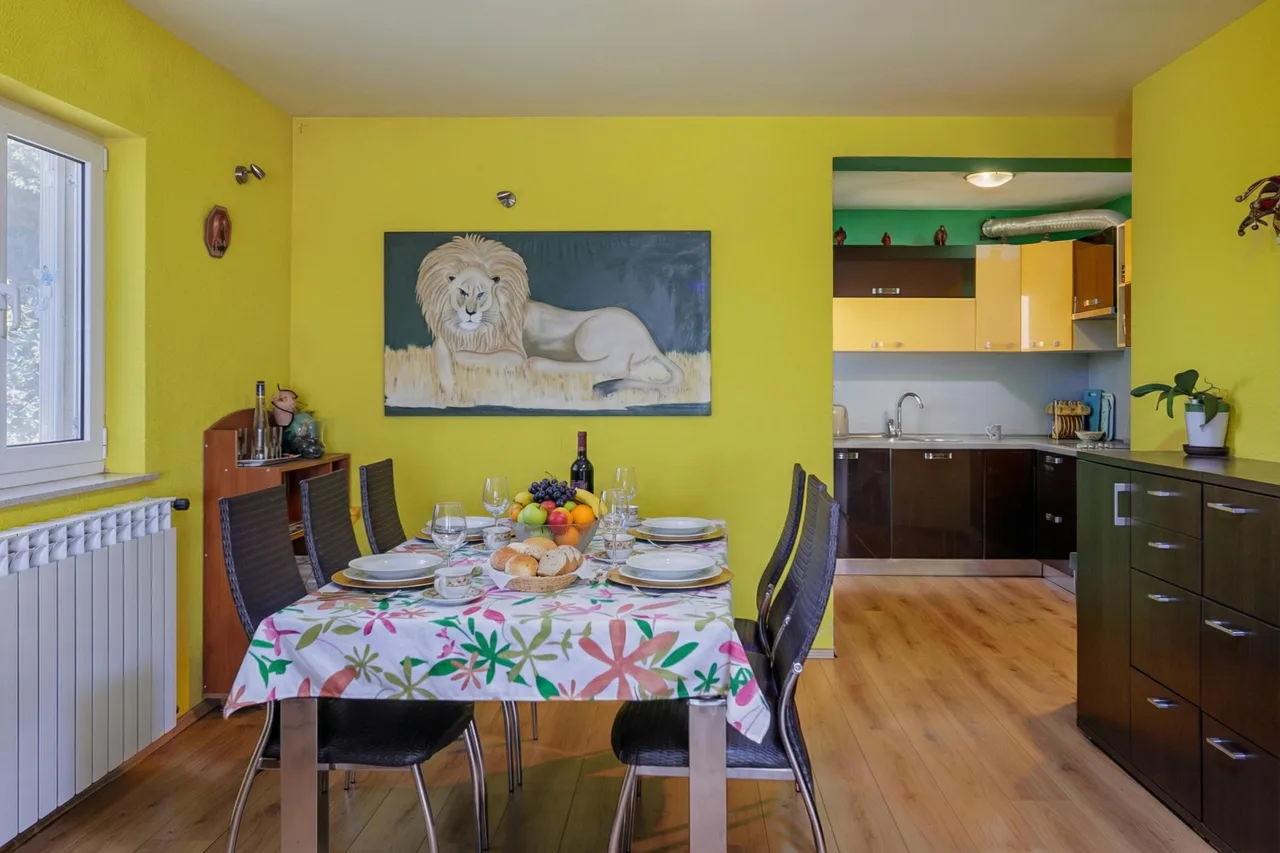Colourful Seaview Apartment photo 5