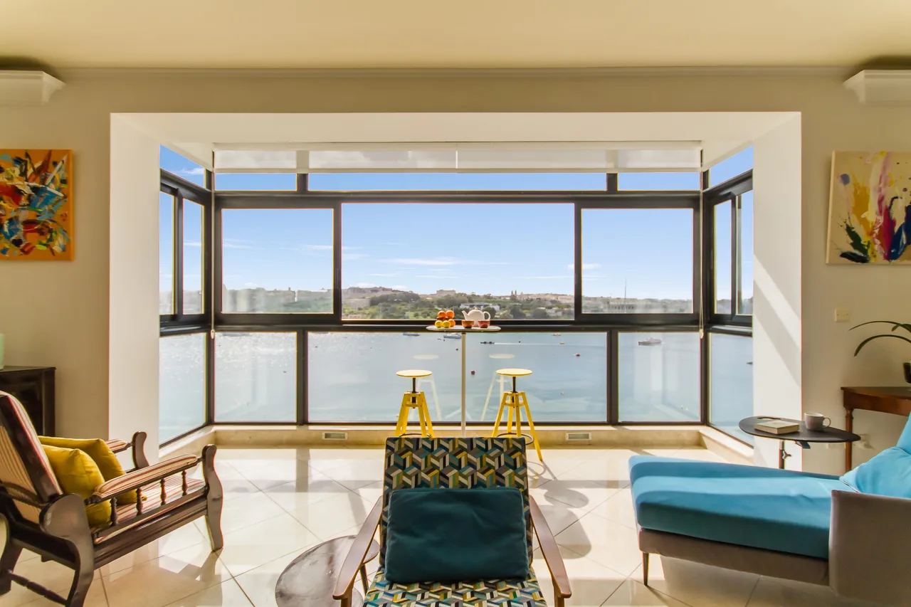 A Magnificent Sunny Seafront Apart Sliema photo 2