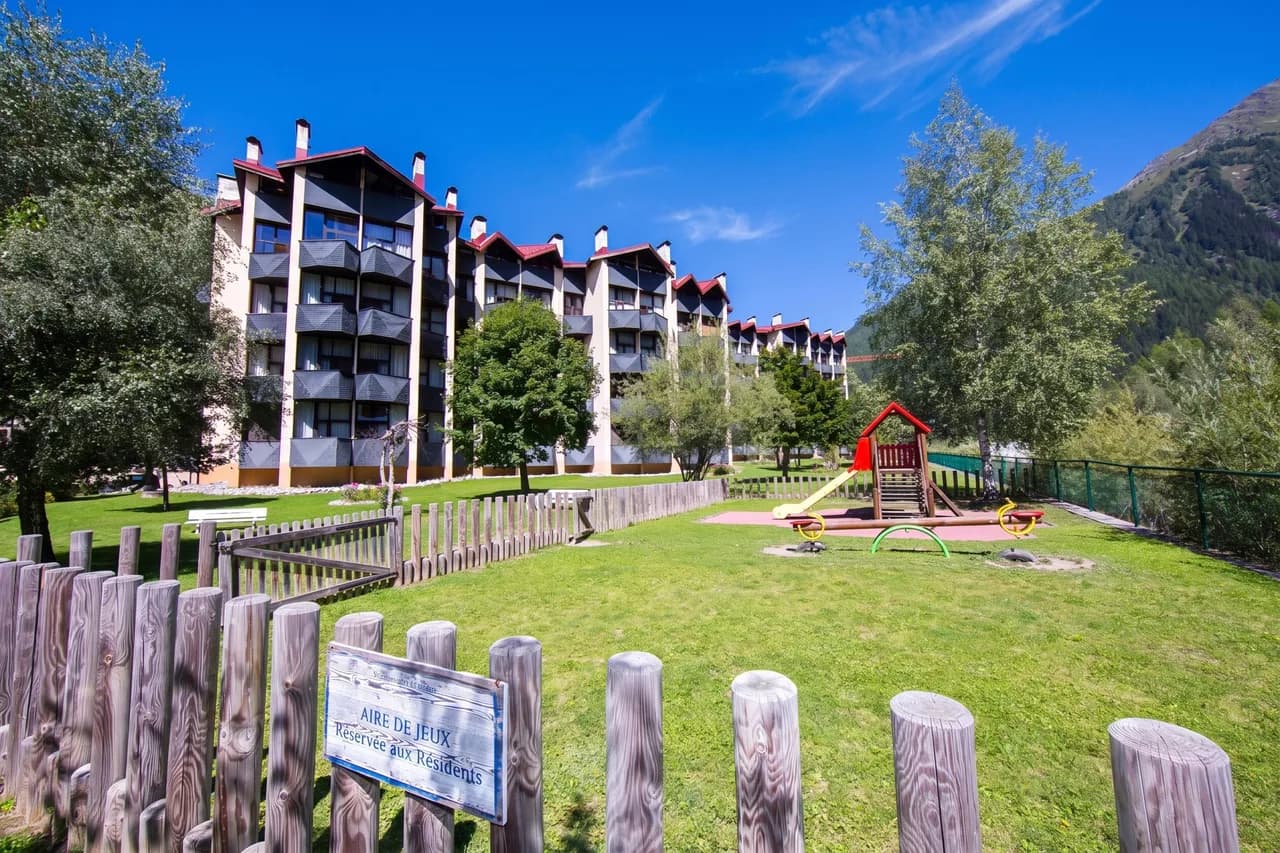Grand Roc C125 280m from Slopes, View & Parking photo 2