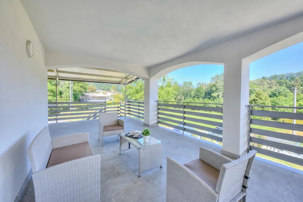 Sunflower Terrace Apartment in Leggiuno, Lombardy, Italy, foto 2