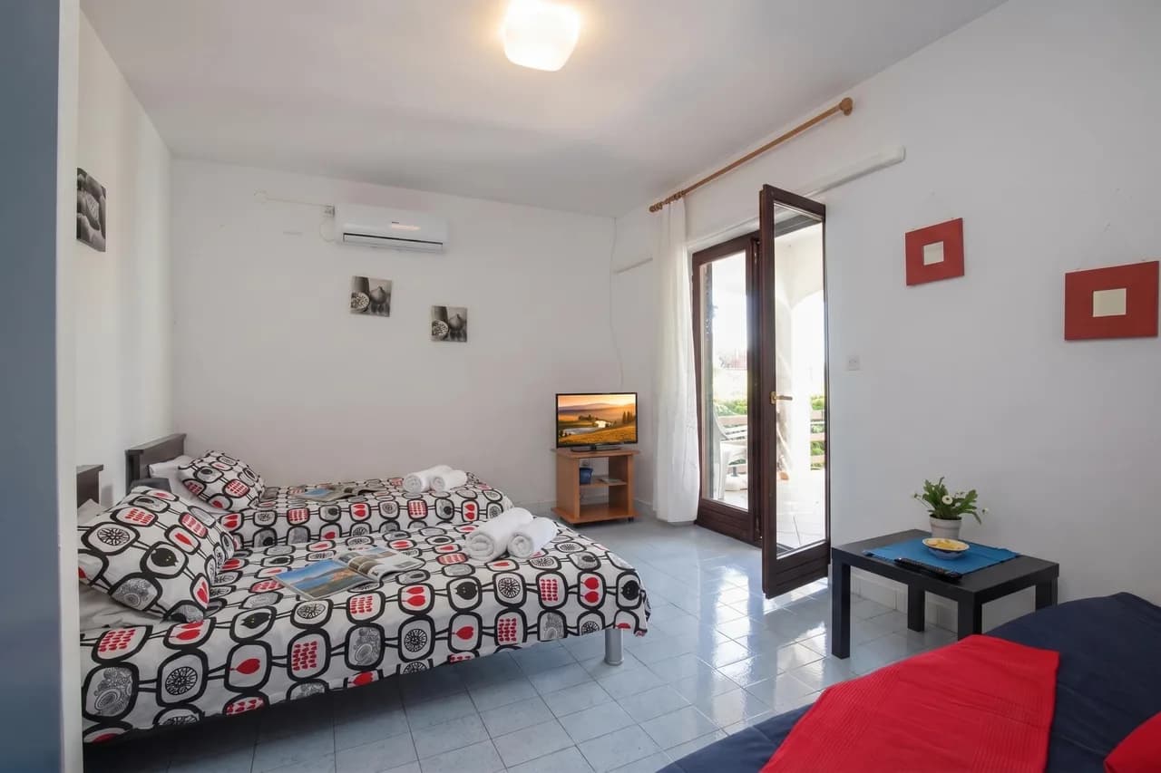 Beach Garden Apartment 2 with Private Parking photo 3