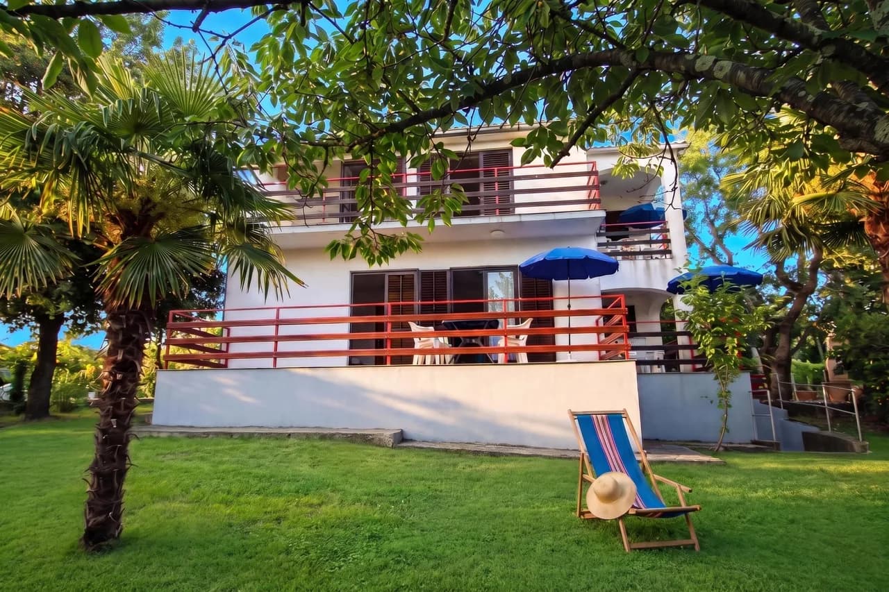 Beach Garden Apartment 1 with Private Parking photo 2