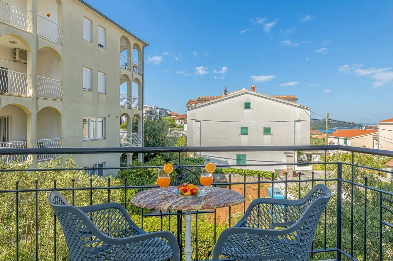 Charming Coastal Apartment in Okrug Gornji photo 2