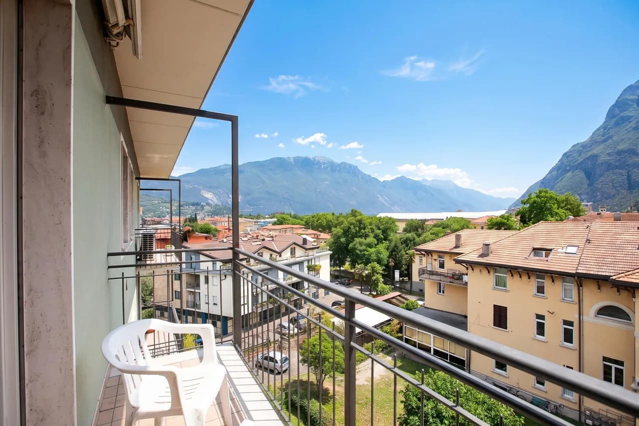 Scenic Lake-View Apartment in Riva del Garda, Foto 2