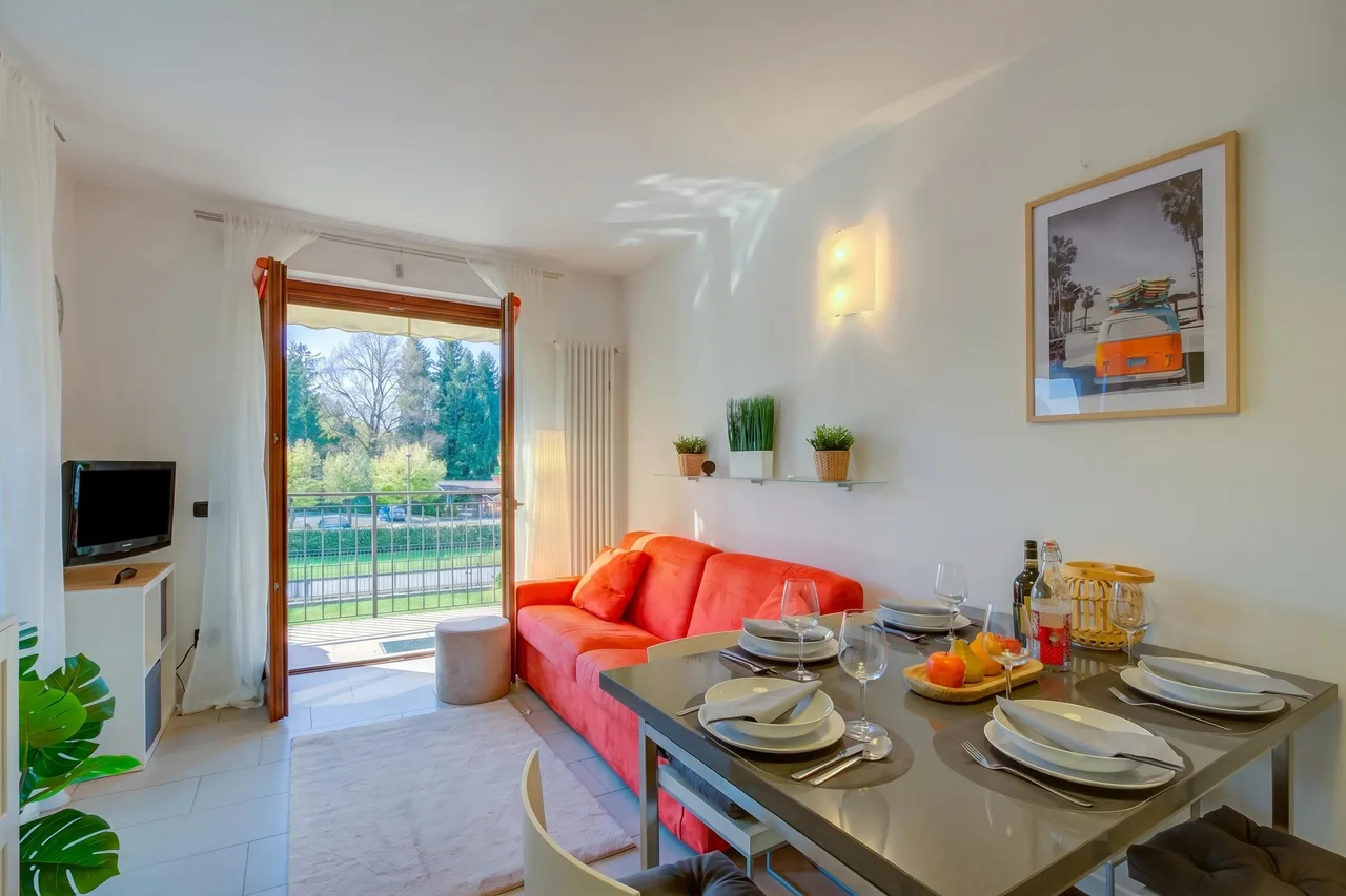 Lakeview Apartment with Swimming Pool in Leggiuno, photo 2