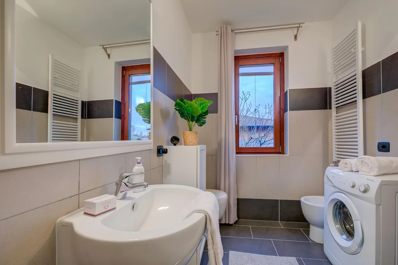 Lakeview Apartment with Swimming Pool in Leggiuno, photo 5