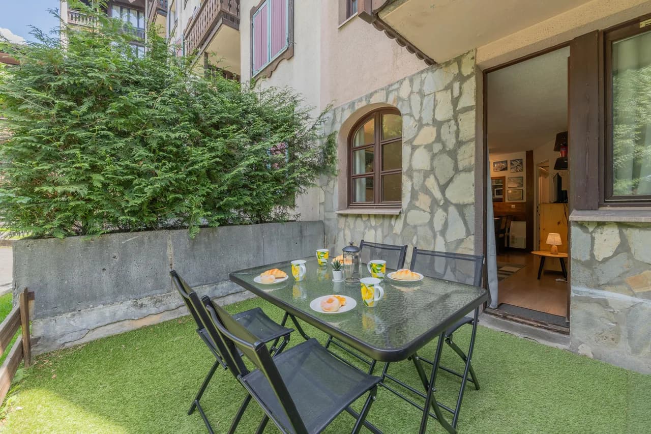 Apt for 5: Jonquilles 25 | Patio & Centre