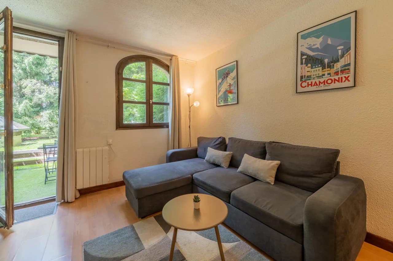 Apt for 5: Jonquilles 25 | Patio & Centre photo 2