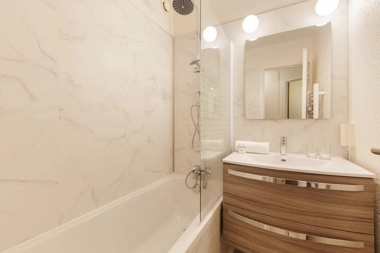 Apt for 5: Jonquilles 25 | Patio & Centre photo 4