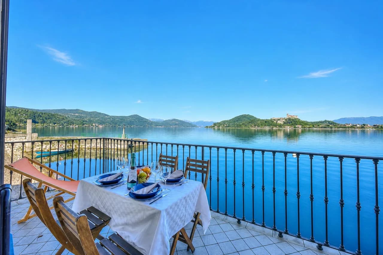 Volo Di Gabbiani: Lakefront Arona Apartment with Terrace