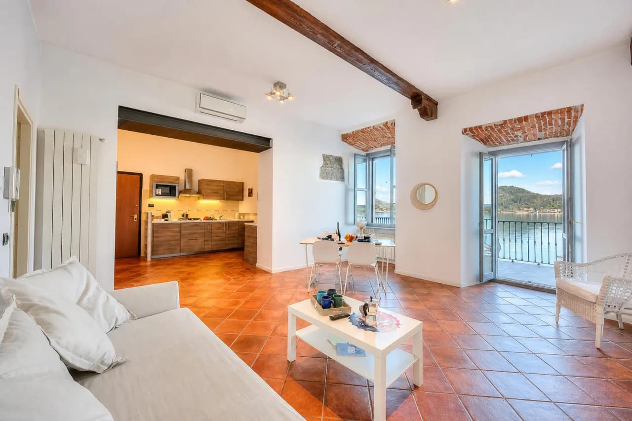 Volo Di Gabbiani: Lakefront Arona Apartment with Terrace photo 3