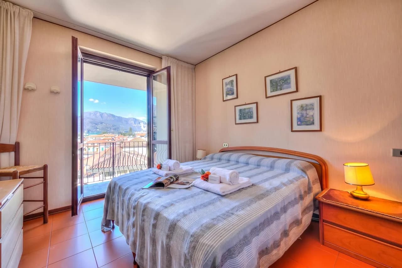 Laura's Cozy Apartment: with Balcony, Lift, Parking in Stresa Centre photo 5