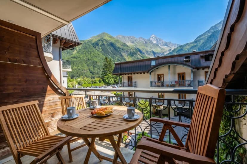 Le Cristal MB8 Mountain View, Pool, Parking & Free WiFi