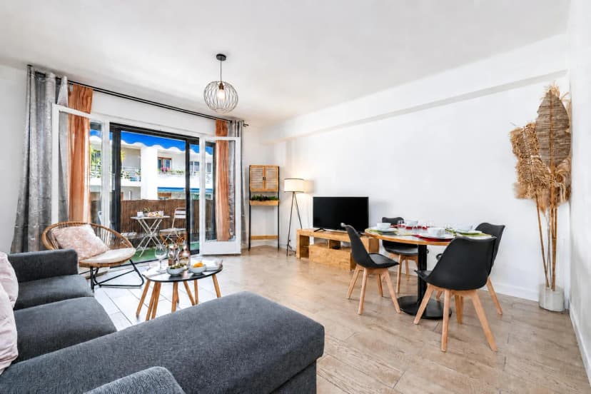 2 Bedrooms Antibes Center, Balcony