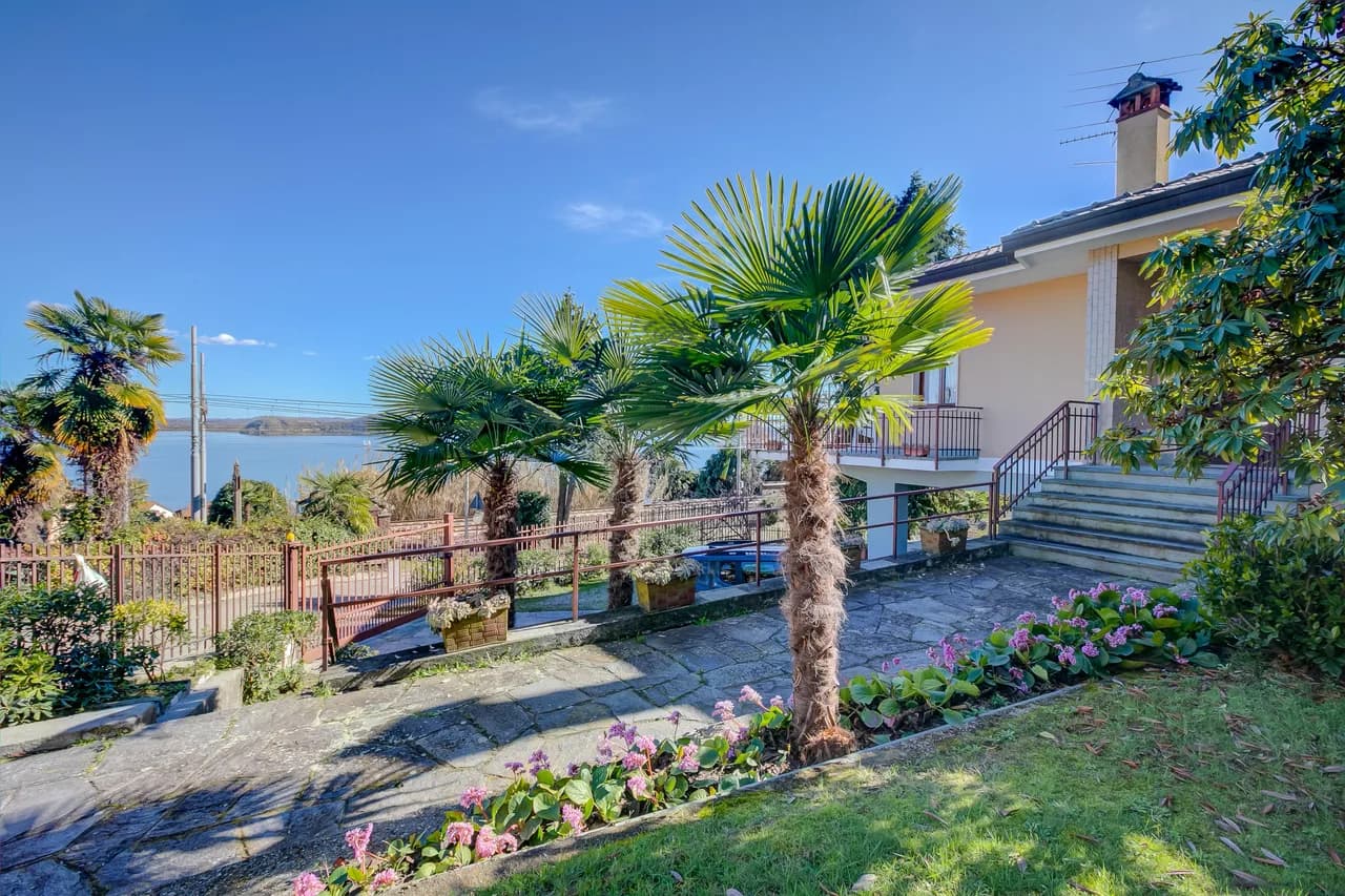 Lake View Villa with Blooming Garden in Belgirate, foto 3