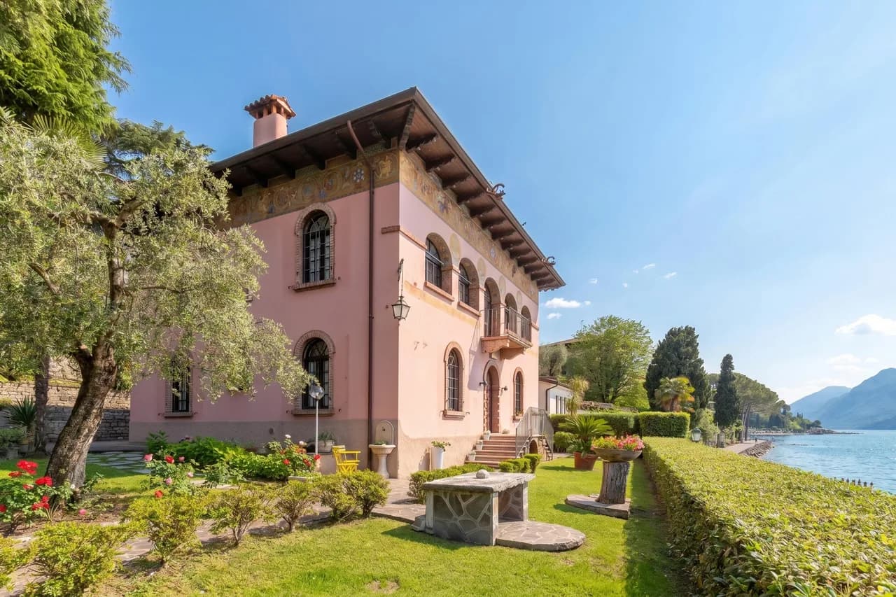 Lakefront Villa with Private Pool in Malcesine, Foto 2