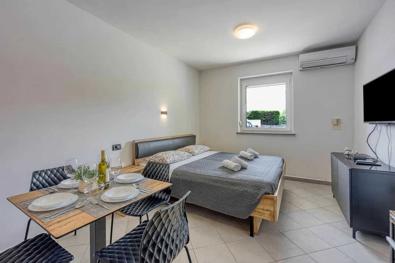 Modern Apt Deni: Terrace + Private Parking photo 2