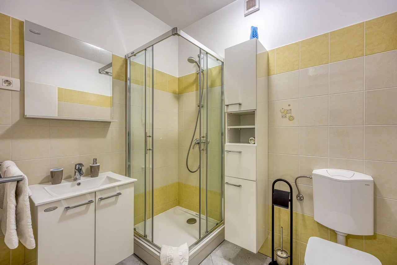 Modern Apt Deni: Terrace + Private Parking photo 5
