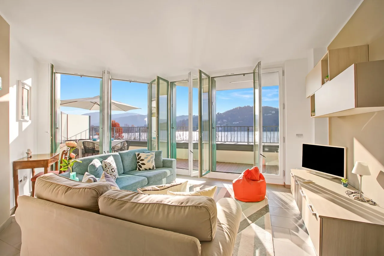 Lakefront Balcony Apartment in Laveno Mombello photo 2