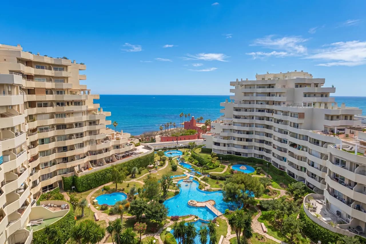 Benalbeach mit Pools und Meerblick