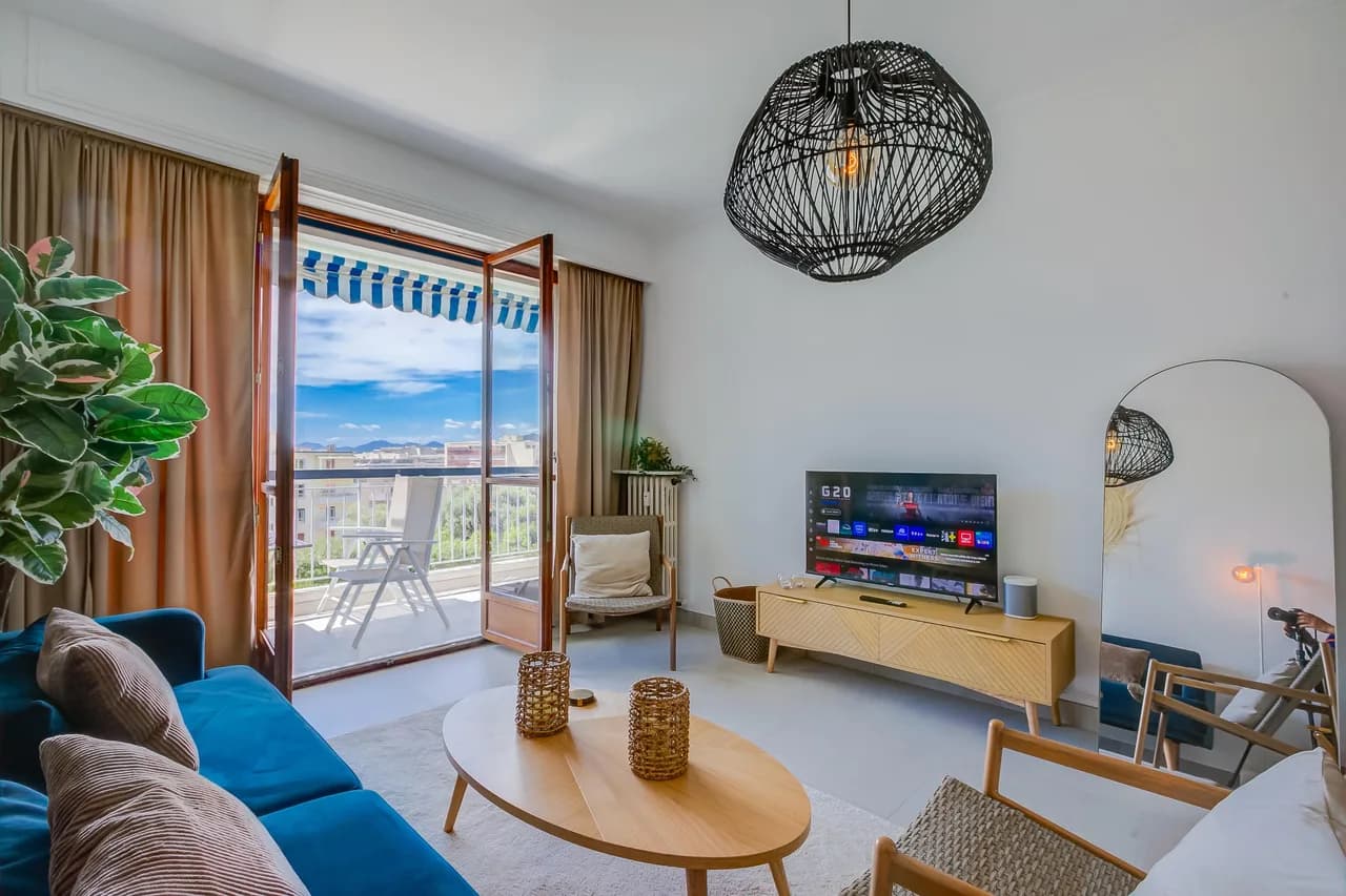 Bright Two-Bedroom Apartment Near Beach in Provence Alpes Cote Dazur photo 2