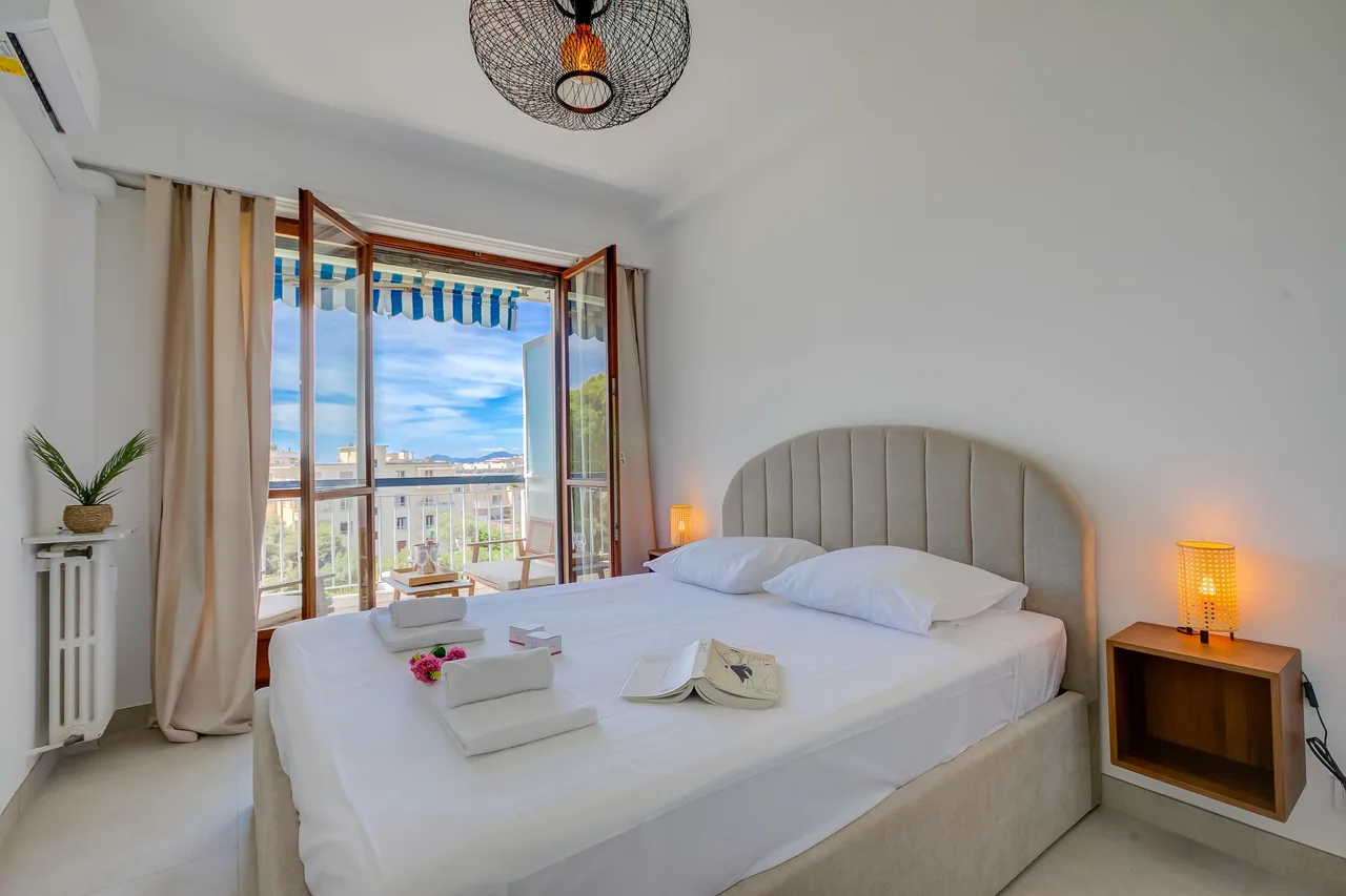 Bright Two-Bedroom Apartment Near Beach in Provence Alpes Cote Dazur photo 5