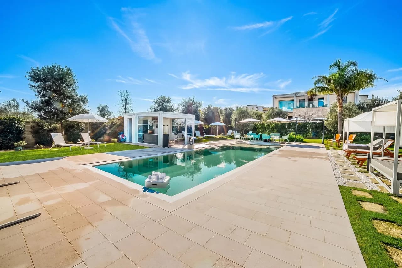 Boutique Villa 7 bedrooms - Pool, Garden & Parking photo 2