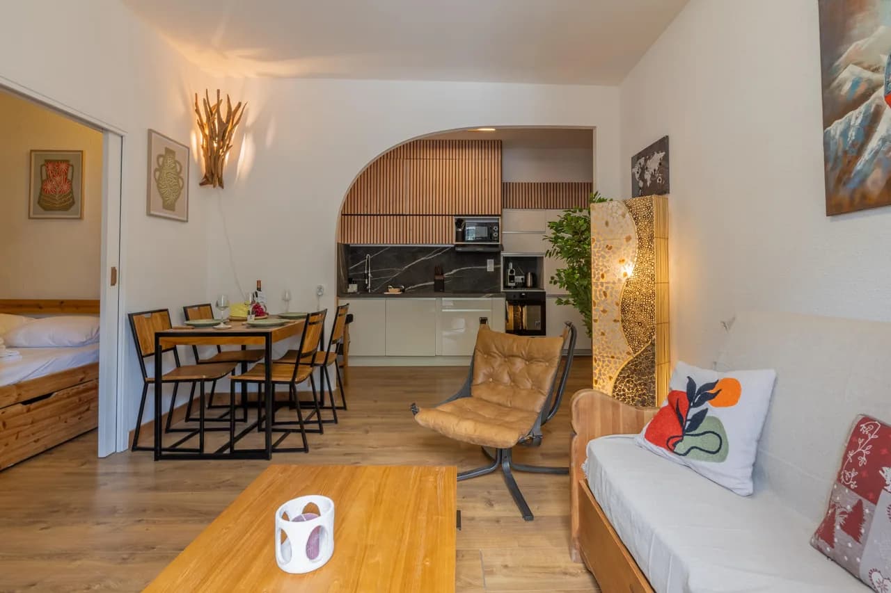 Chez Aline Chic Central Chamonix 1BR w/ Brévent Views, photo 4