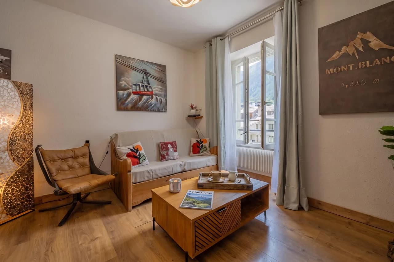 Chez Aline Chic Central Chamonix 1BR w/ Brévent Views, photo 5