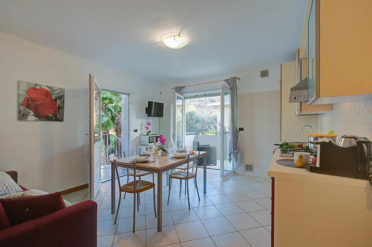 Charming Apartment with Shared Garden in Torbole sul Garda, Foto 2