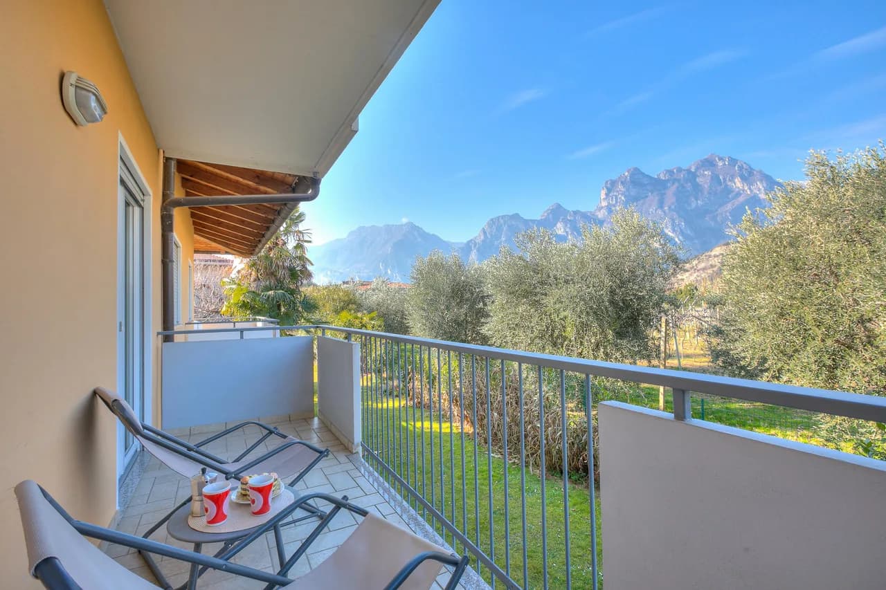 Charming Garden View Apartment in Torbole sul Garda, Foto 2