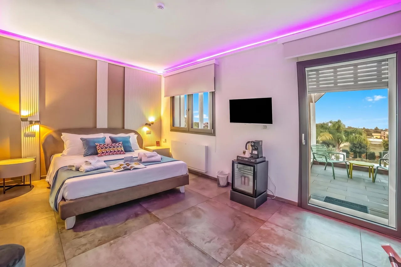 Boutique Apartment 4 Bedrooms- Pool, Garden & Parking photo 4