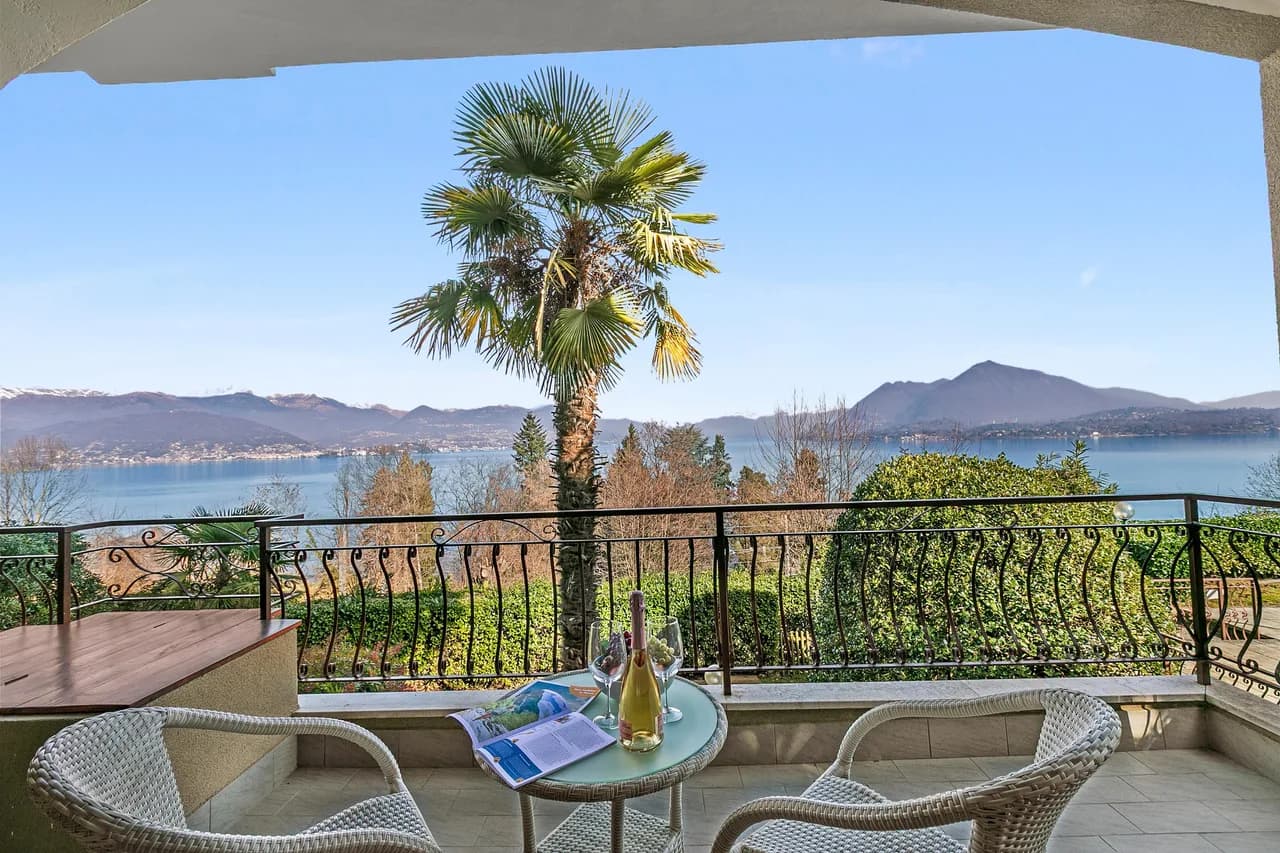 Apartamento con Vista al Lago, Piscina y Terraza en Stresa