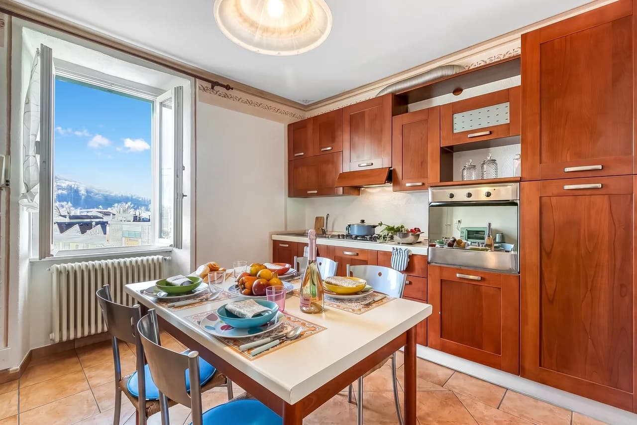 Apartamento Bee: Luino a Orillas del Lago con Comedor Exterior, foto 3