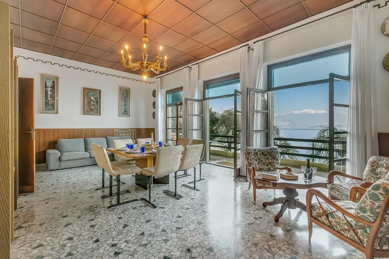 Lakefront Villa with Garden in Laveno Mombello, foto 3