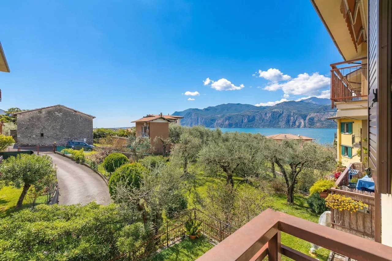 Lake and Mountain View Apartment in Malcesine