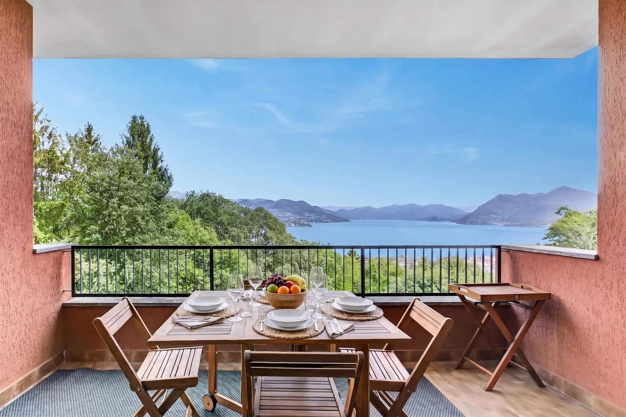 Riflessi Di Luce: Balcón con Vista al Lago Maggiore Stresa