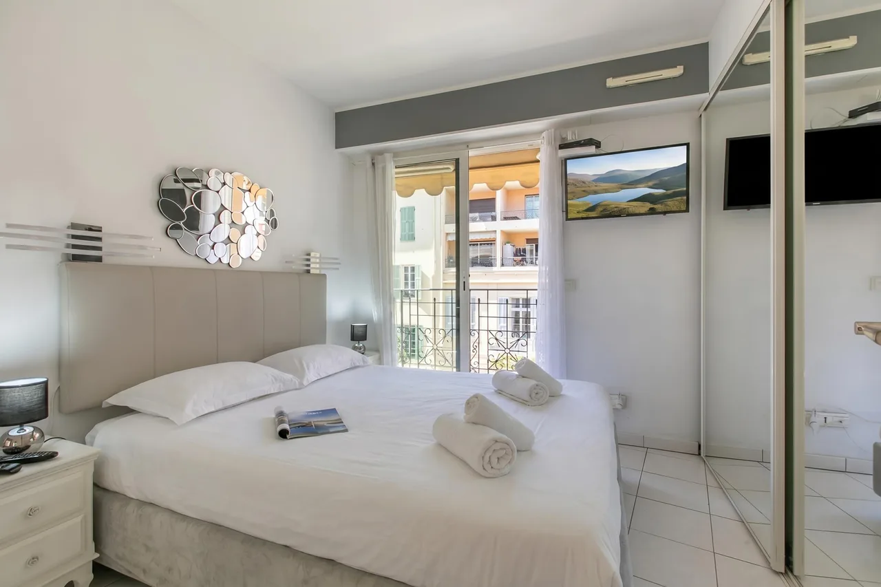 Victoria Beach White Apt with Balcony photo 5