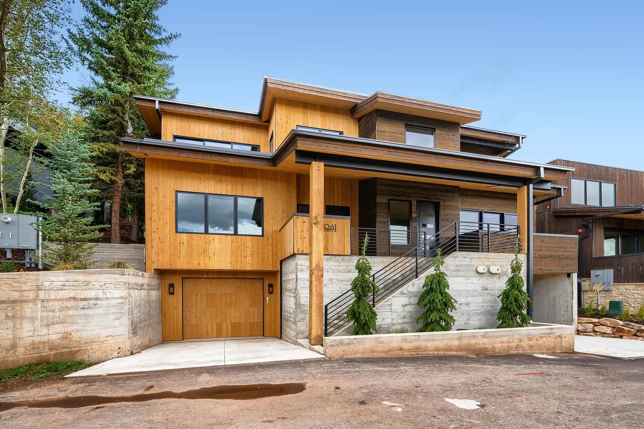 Park City Luxury 4BR Retreat | Private Hot Tub, Fire Pit, Gourmet Kitchen | 1061 photo 2