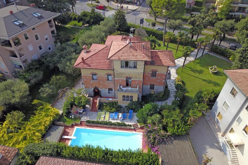 Villa Barbara - Lake Garda Villa with Pool & Views