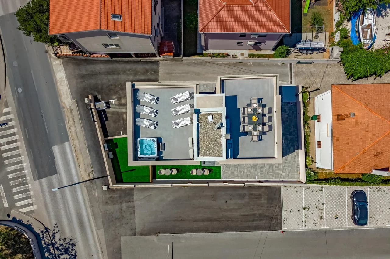 Zadar 3BR Penthouse /w Rooftop Terrace & Jacuzzi photo 2