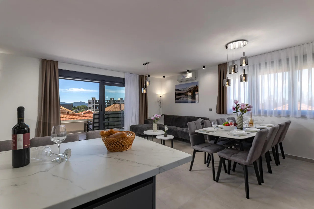 Zadar 3BR Penthouse /w Rooftop Terrace & Jacuzzi photo 4