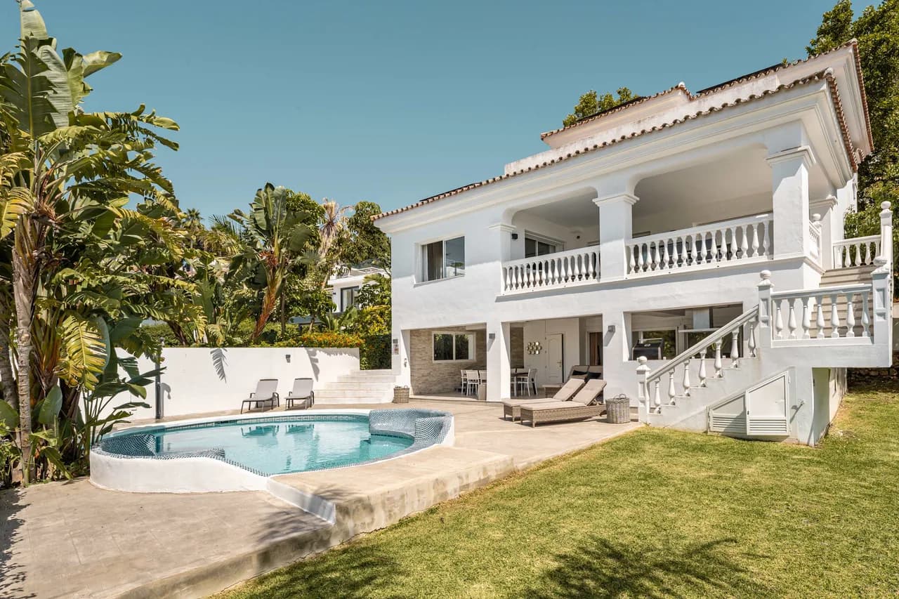 Beheizte Poolvilla mit Sonnenuntergangsblick in Marbella