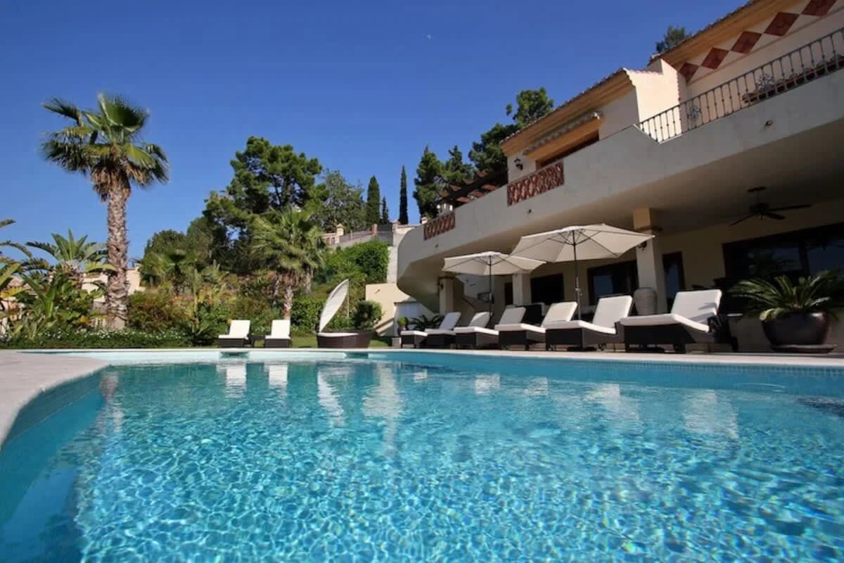 Exquisite 7-Zimmer-Villa mit großem Außenpoolbereich