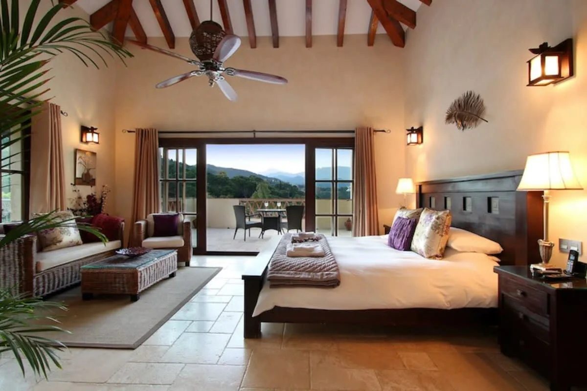 Exquisite 7-Zimmer-Villa mit großem Außenpoolbereich, Foto 3