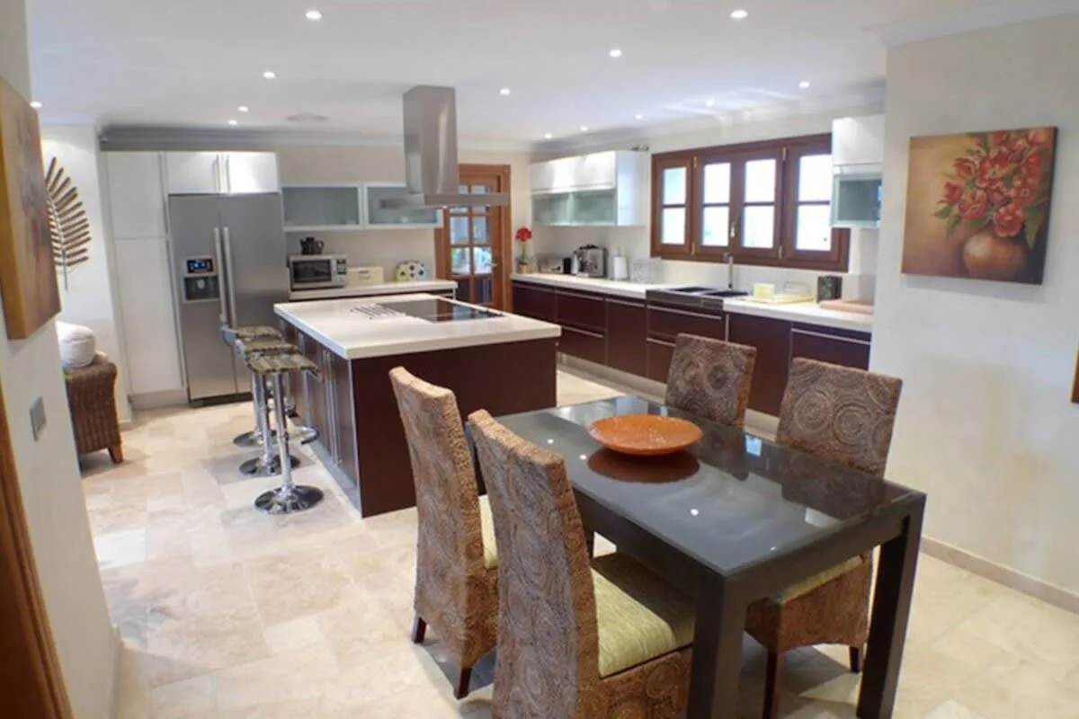 Exquisite 7-Zimmer-Villa mit großem Außenpoolbereich, Foto 4