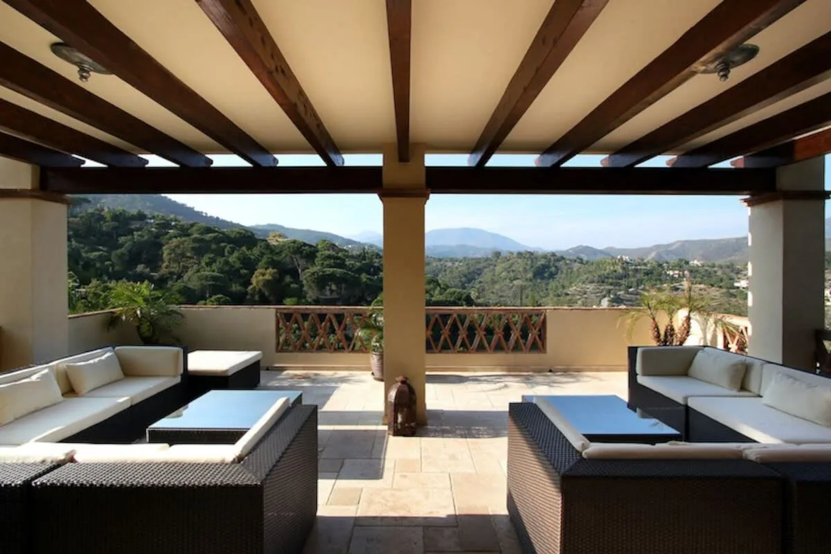 Exquisite 7-Zimmer-Villa mit großem Außenpoolbereich, Foto 5