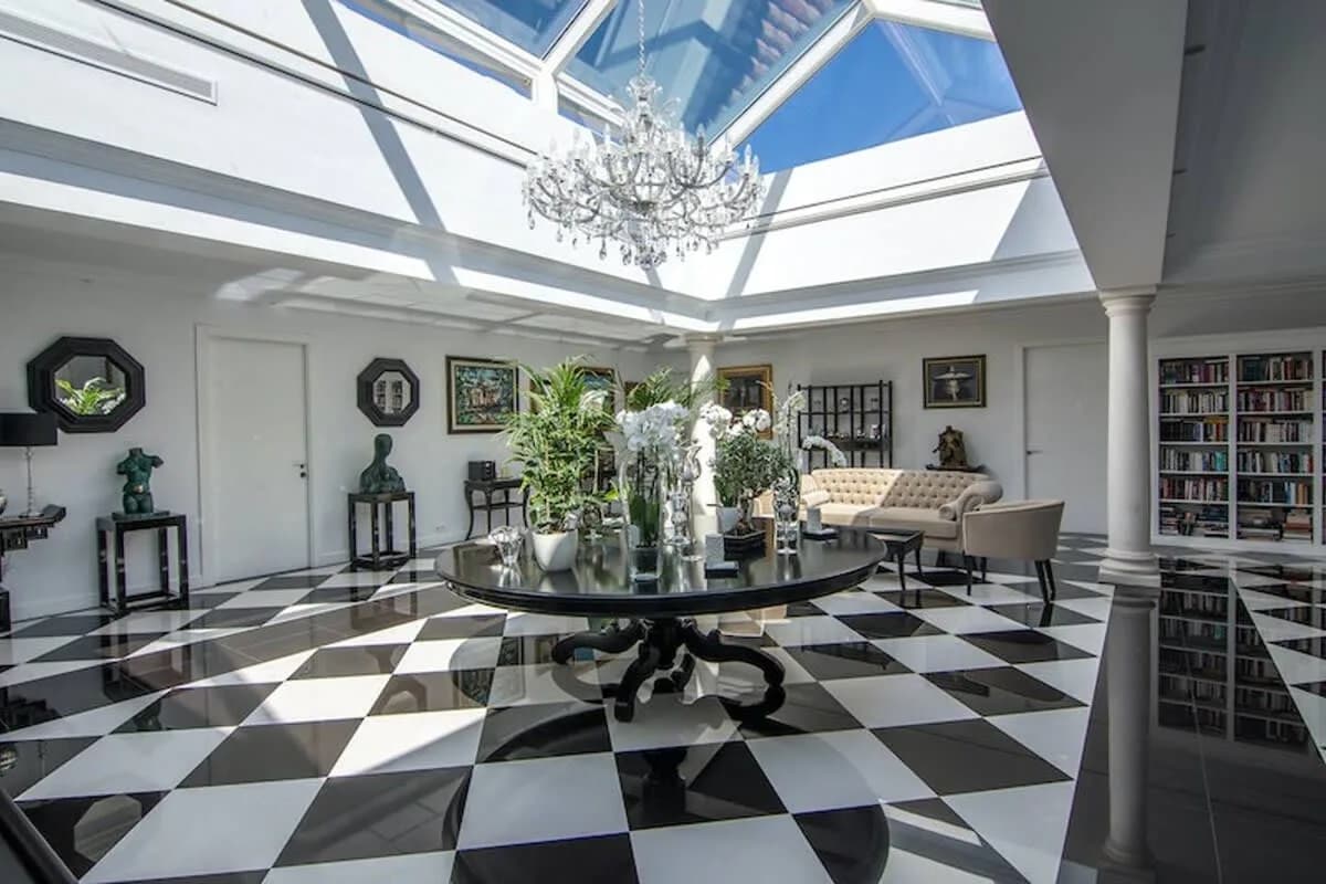 Spanische Kunst- und Technikvilla mit Wellnessbereich, Foto 3