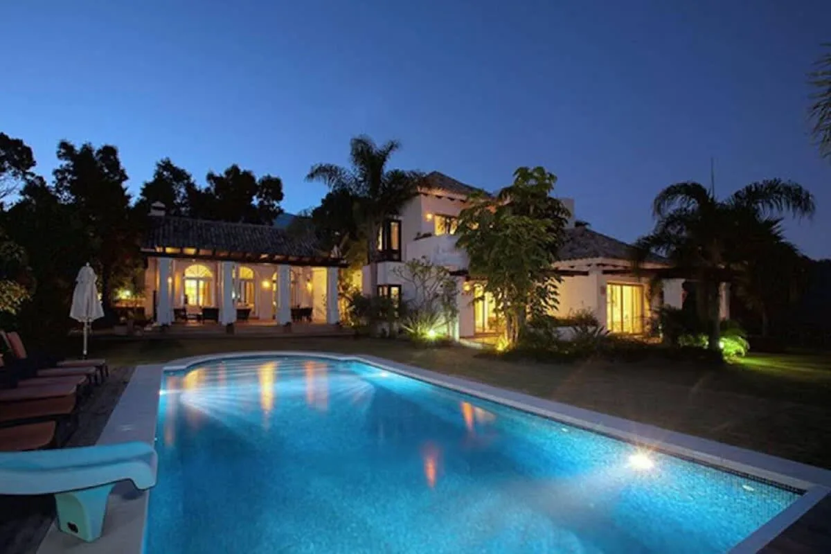 Schöne Villa mit großem privatem Garten und Pool