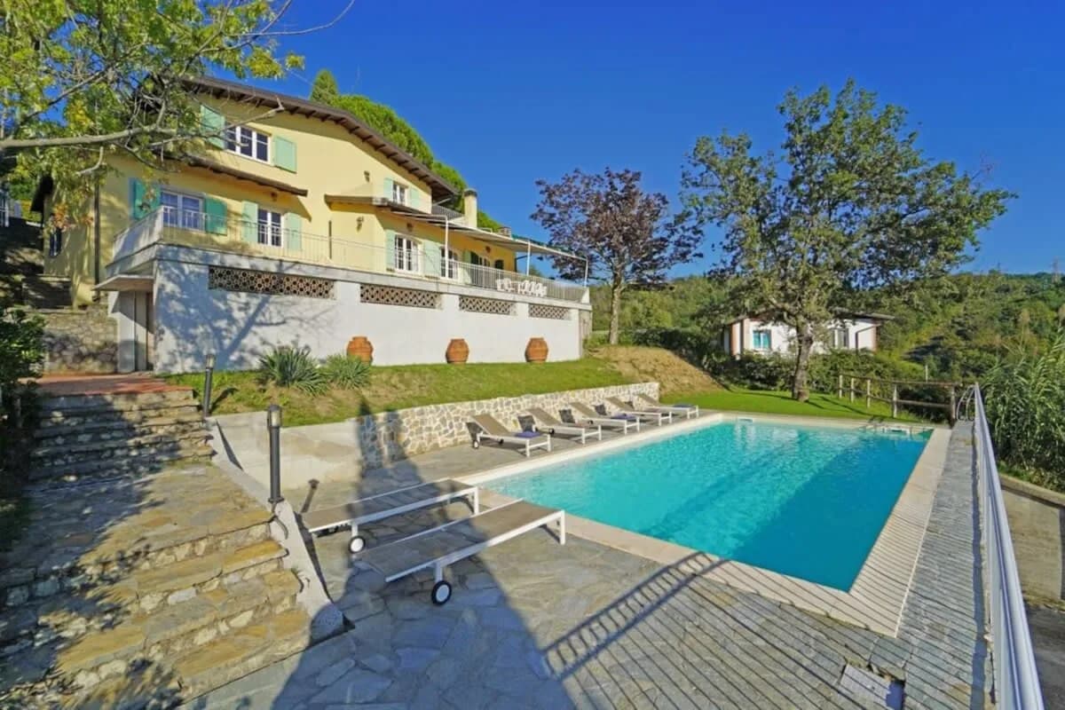 Sonnige Hill Villa umgeben von mediterranen Bäumen, Foto 2